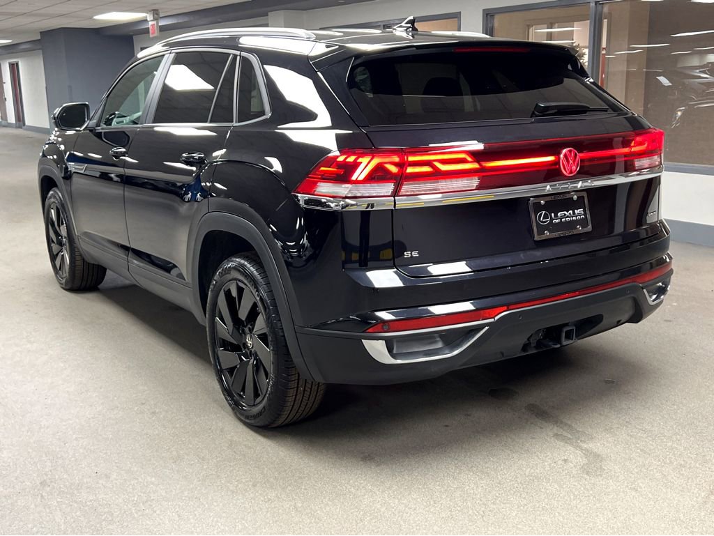 Used 2025 Volkswagen Atlas Cross Sport SE w/ Black Wheel Package image 5
