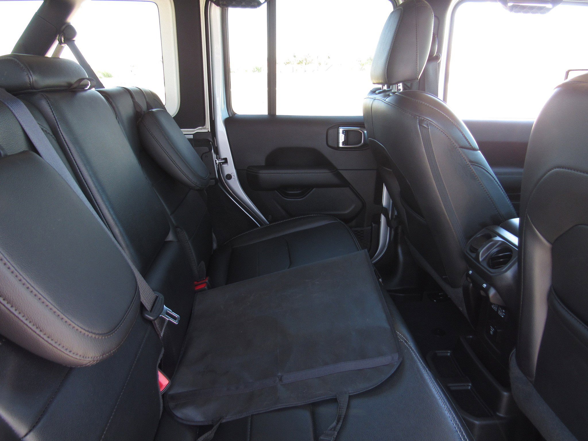 Used 2023 Jeep Wrangler Sahara w/ Cold Weather Group image 11