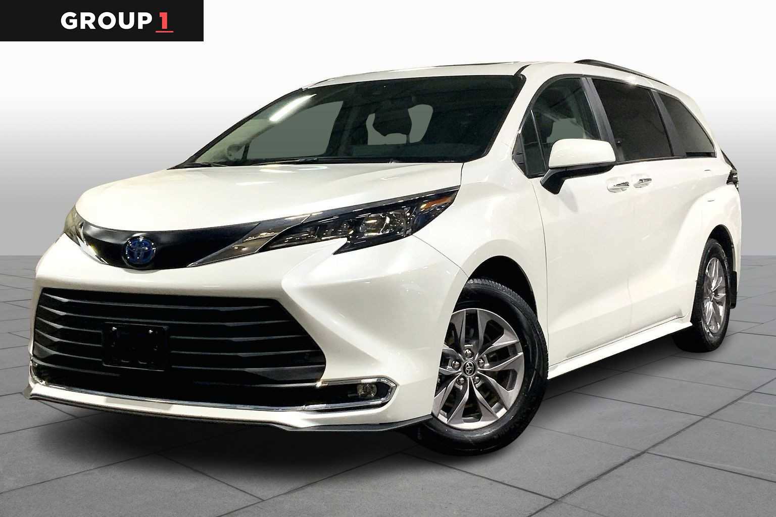 Used 2024 Toyota Sienna XLE w/ XLE Plus Package image 1