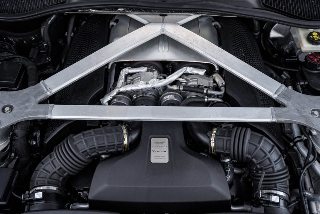 Used 2020 Aston Martin V8 Vantage Coupe image 34