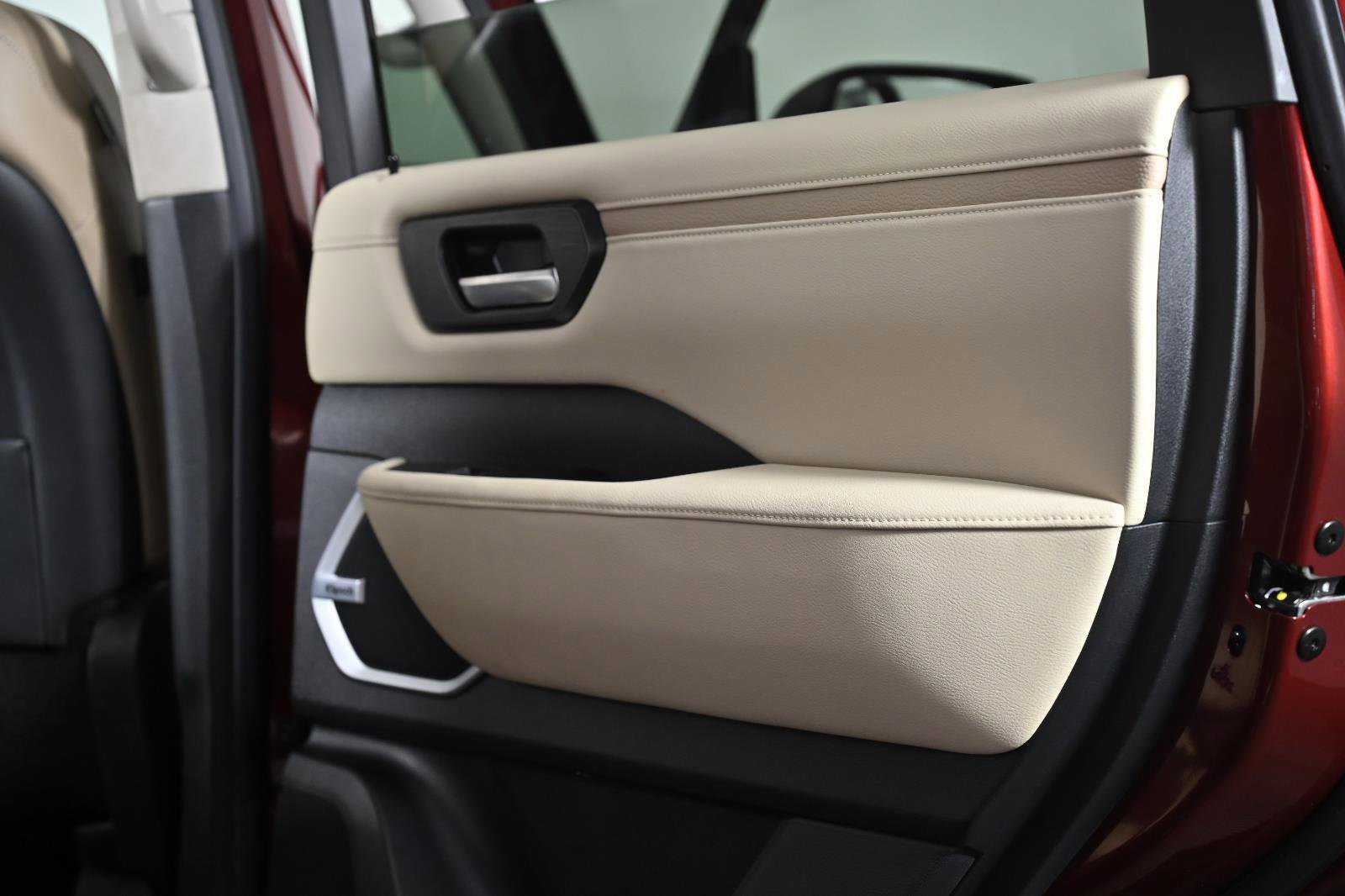 Used 2025 Nissan Armada Platinum image 38