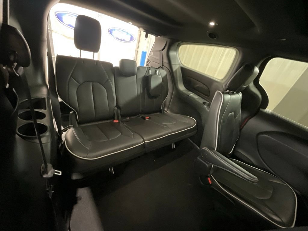 Used 2026 Chrysler Pacifica Limited FWD image 16
