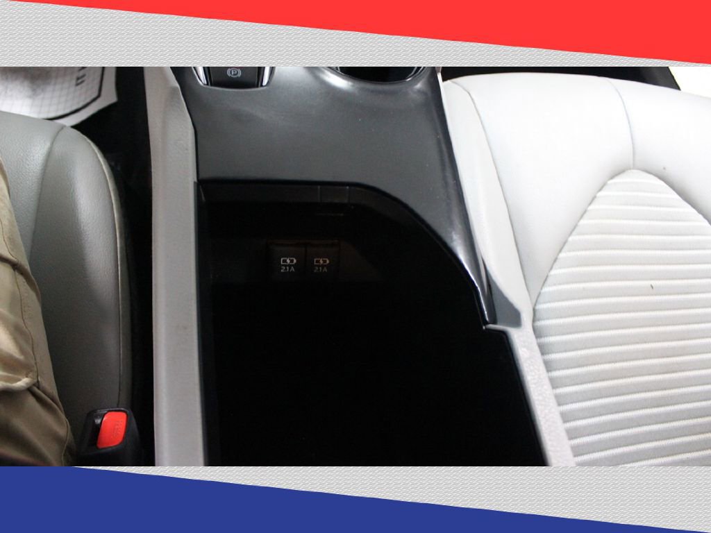 Used 2020 Toyota Camry SE w/ Carpet Mat Package image 22