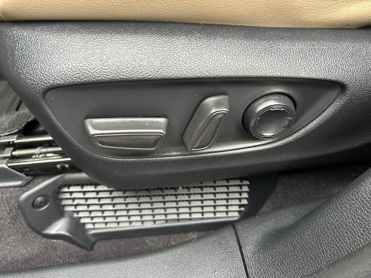 Used 2023 Toyota Sienna XLE w/ XLE Plus Package image 12