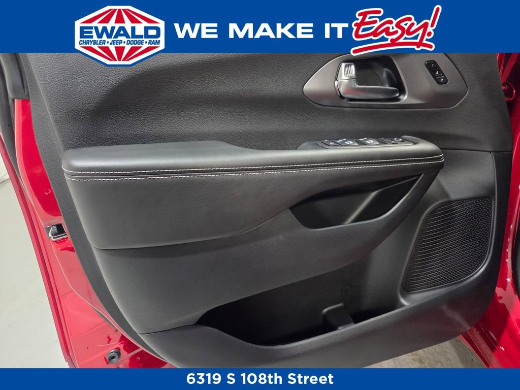 New 2026 Chrysler Pacifica Select image 10