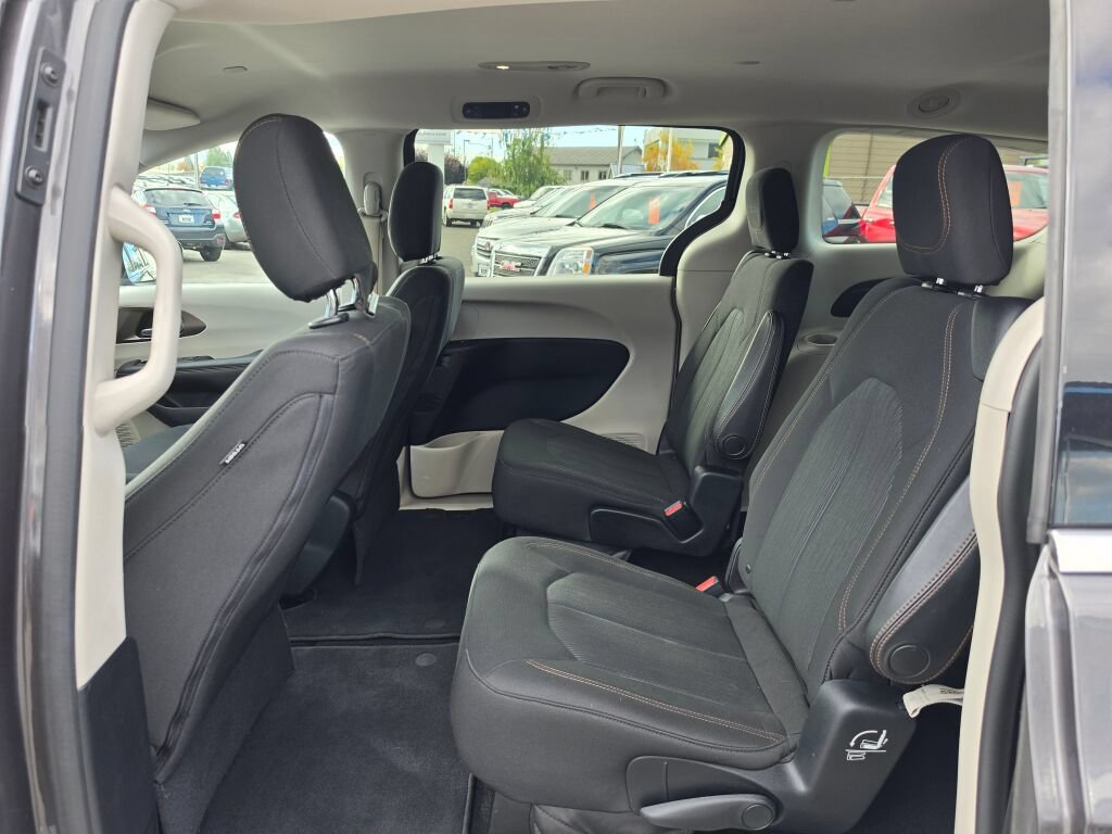 Used 2017 Chrysler Pacifica LX w/ Tire & Wheel Group FWD image 17