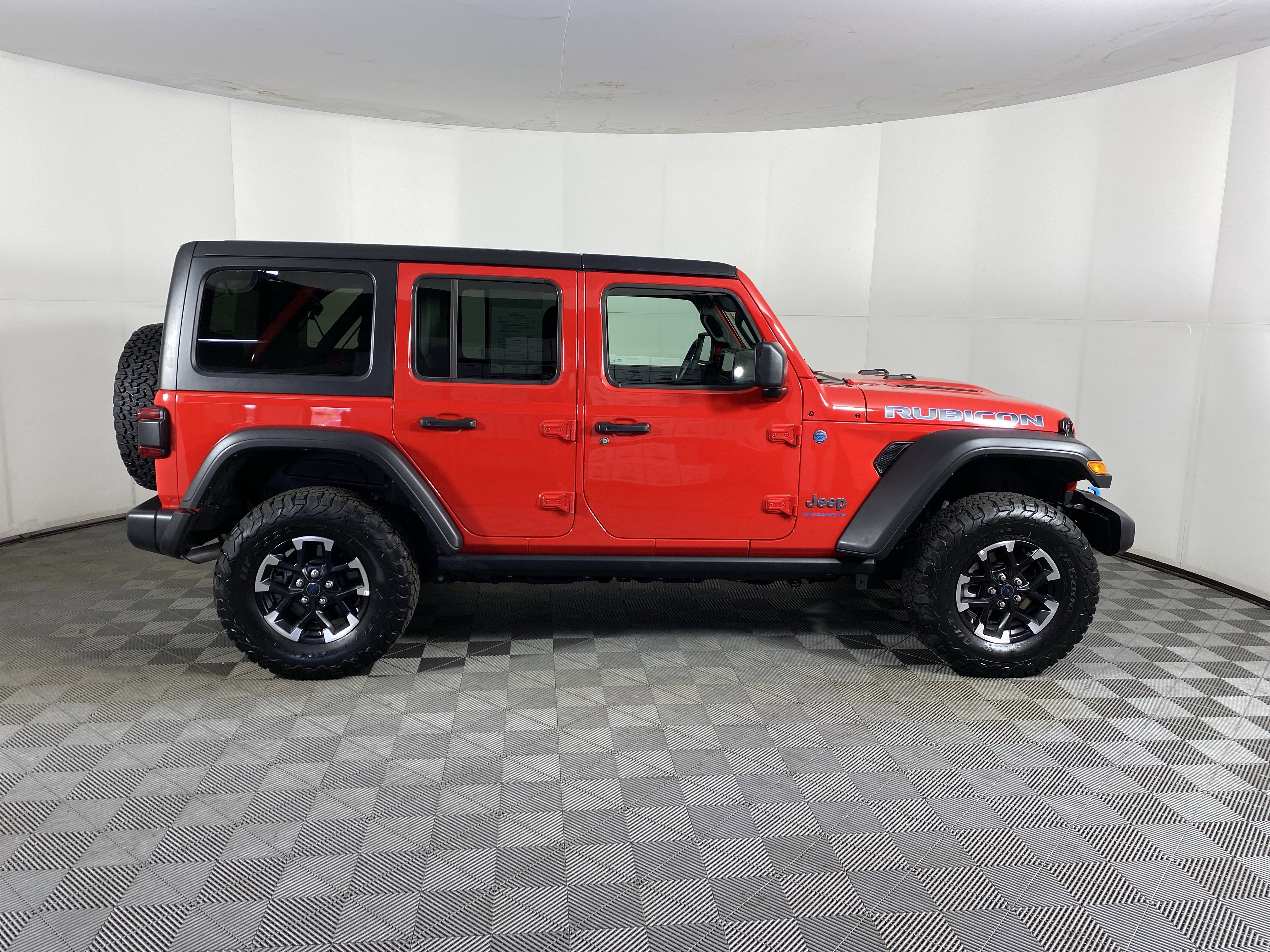 Used 2025 Jeep Wrangler Unlimited Rubicon 4xe w/ Safety Group AWD/4WD image 6