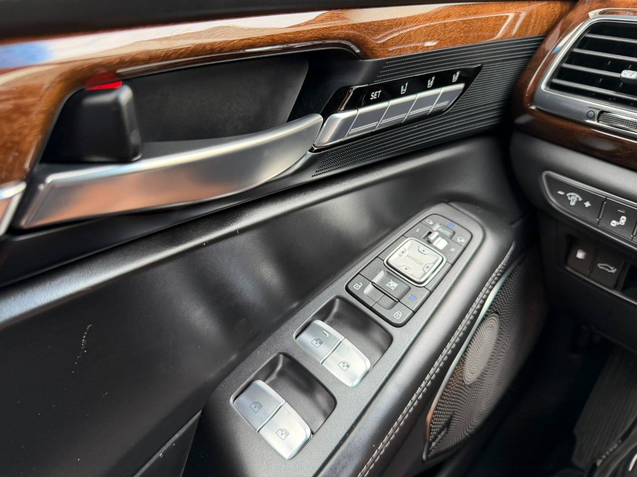 Used 2017 Genesis G90 3.3T Premium RWD image 31