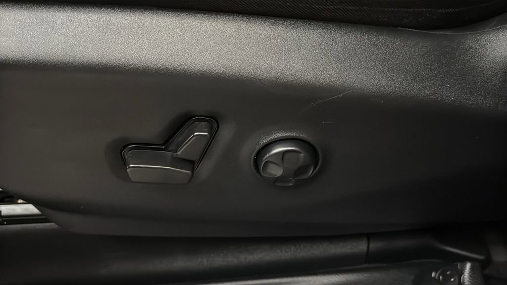 Used 2023 Chrysler Pacifica Limited w/ Uconnect Theater Family Group FWD image 21