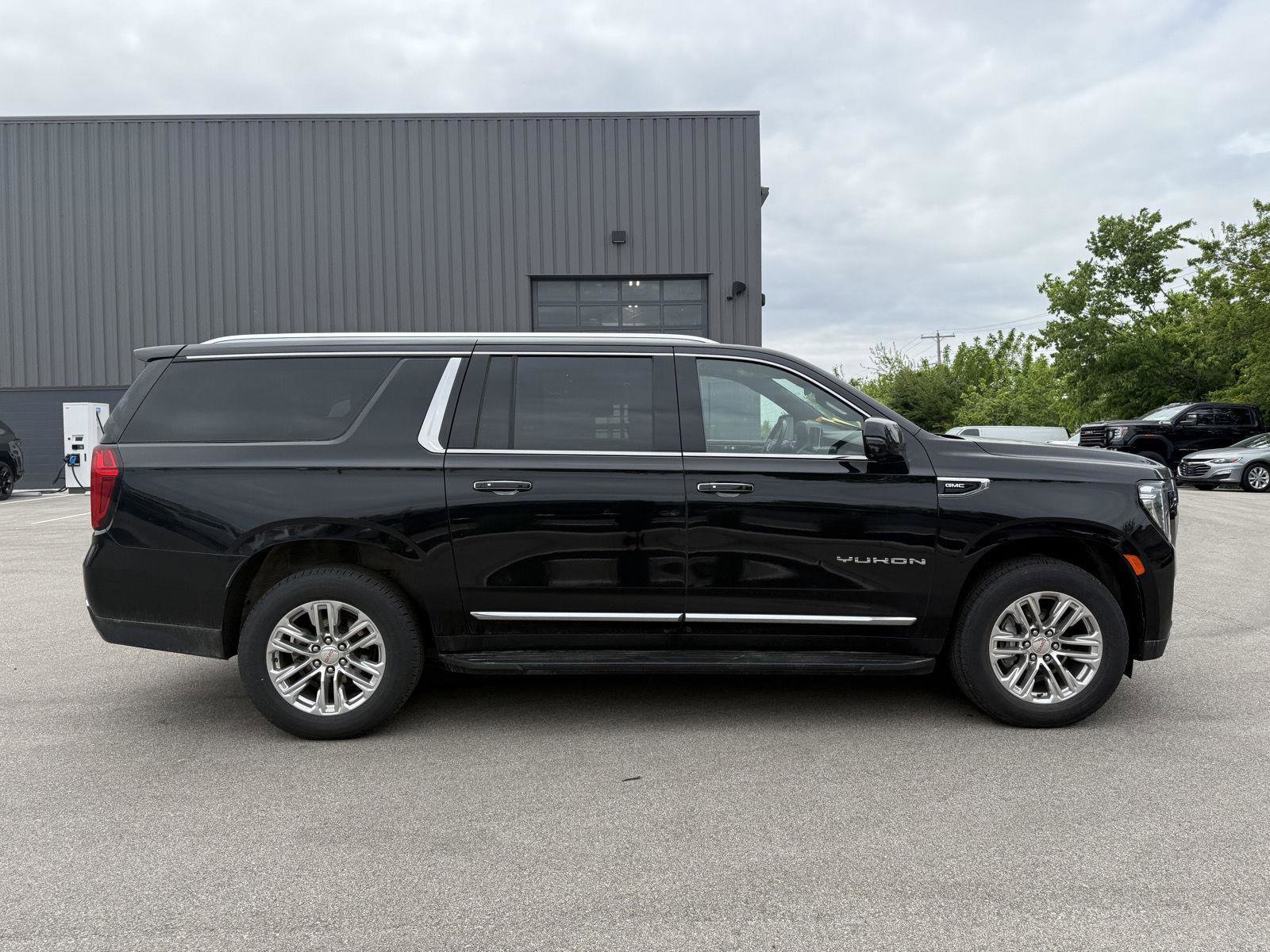 Used 2024 GMC Yukon XL SLT w/ SLT Luxury Package AWD/4WD image 2