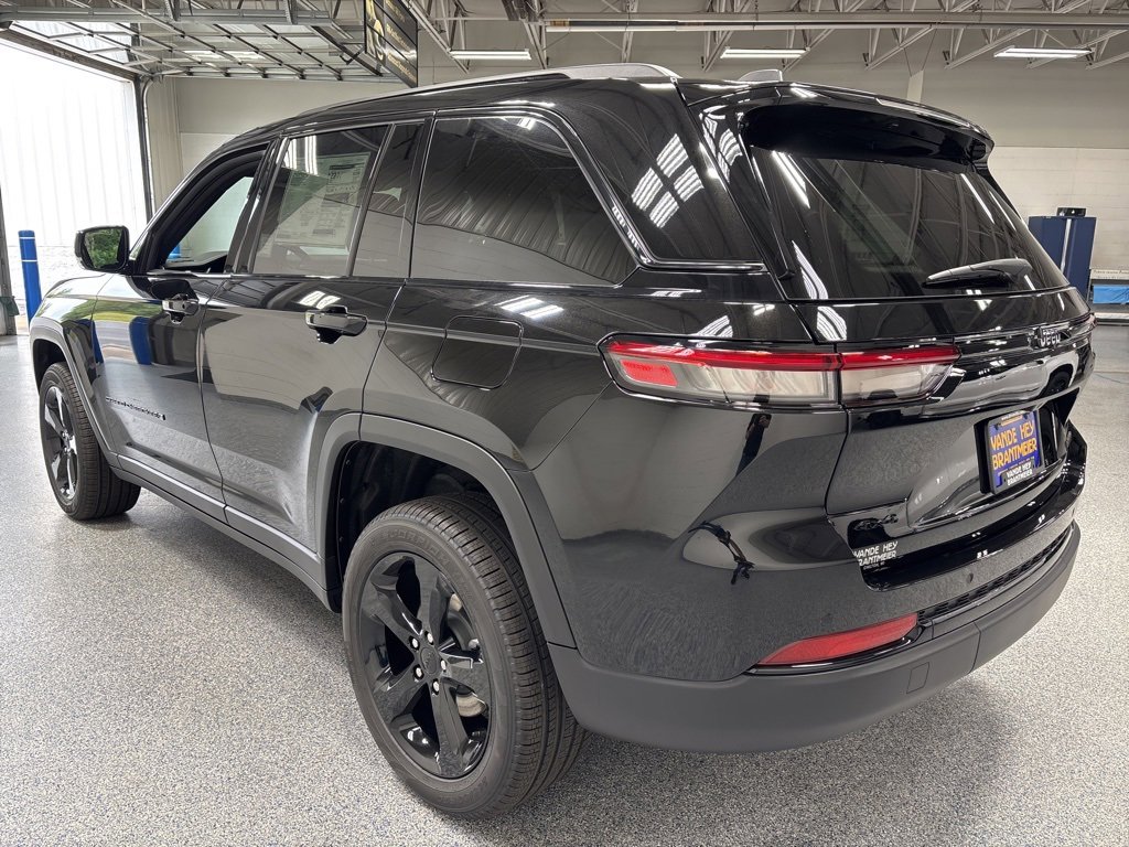 New 2025 Jeep Grand Cherokee Limited w/ Black Appearance Package image 5