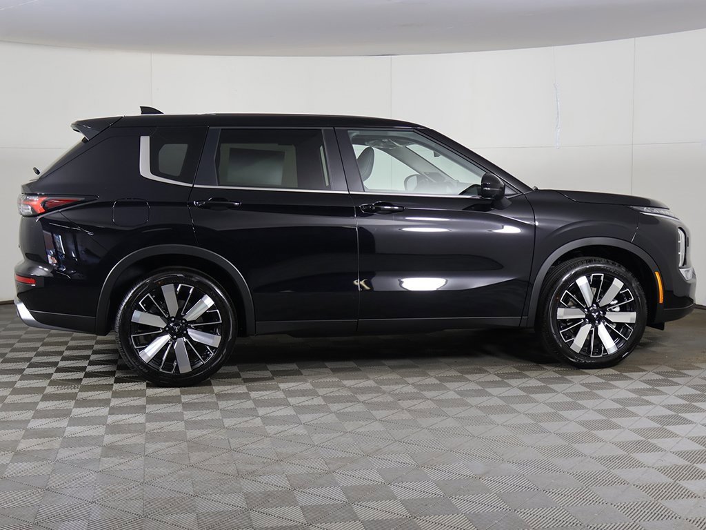 New 2025 Mitsubishi Outlander SE image 19