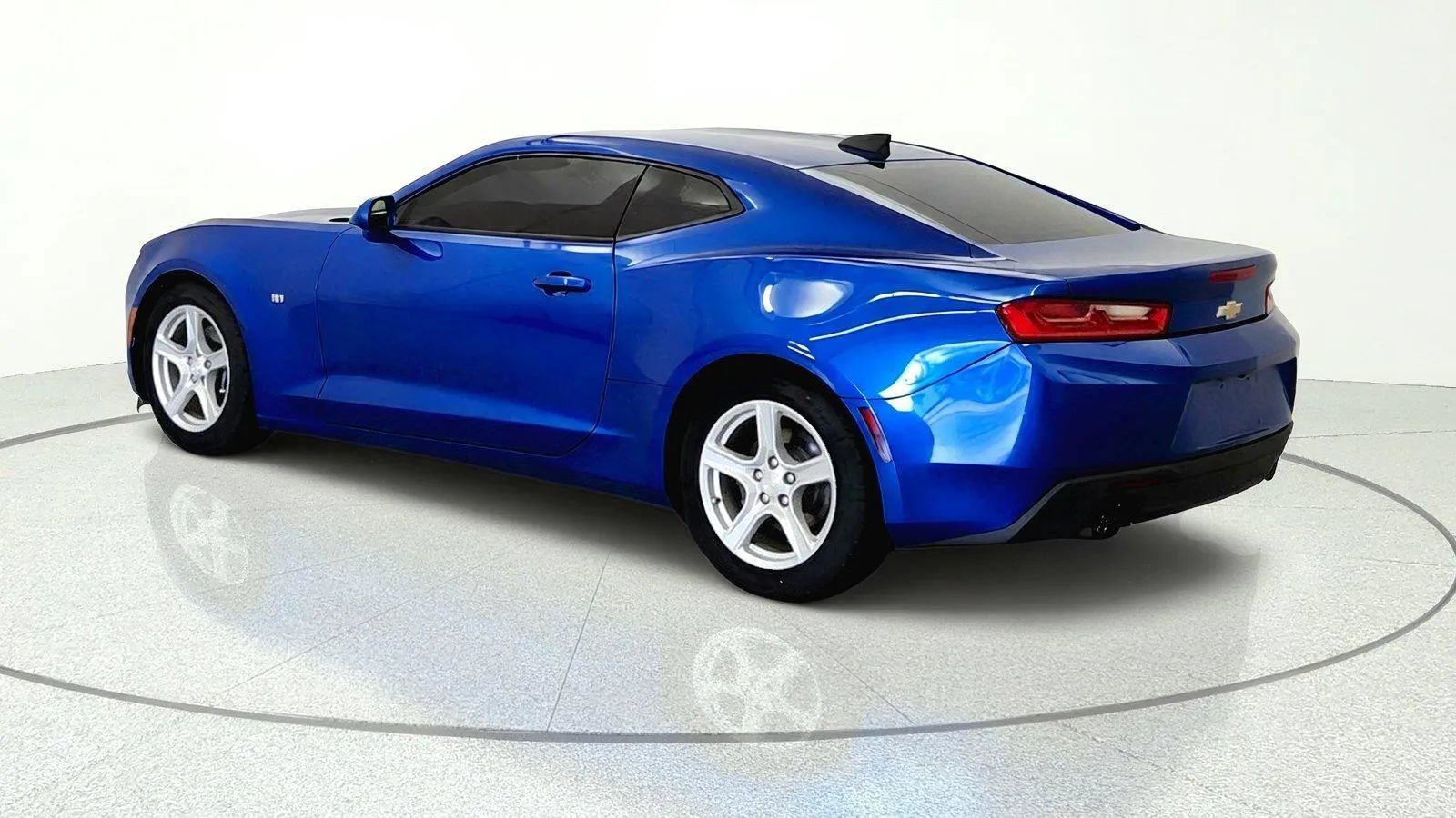 Used 2017 Chevrolet Camaro LT w/ Technology Package RWD image 4