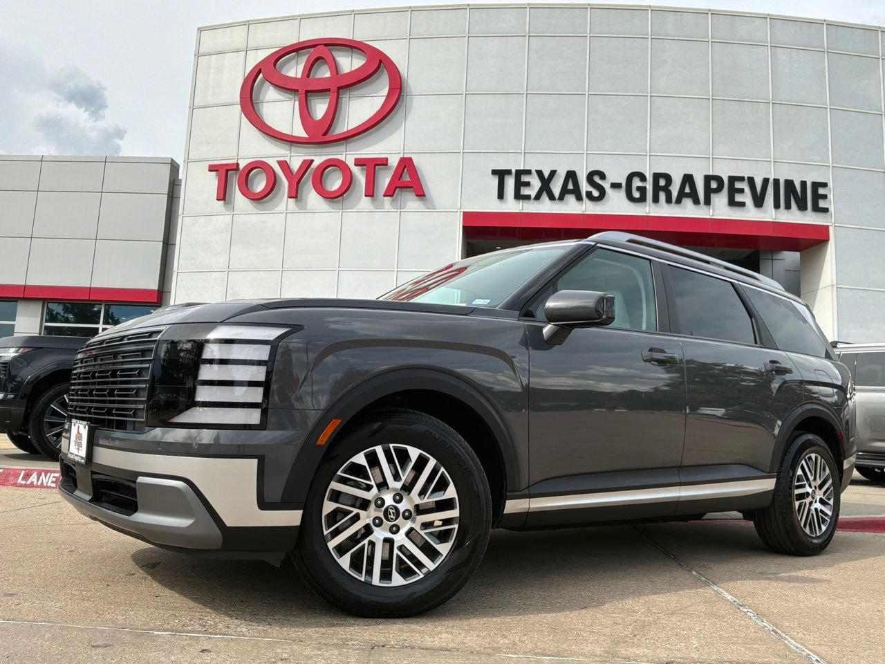 Used 2026 Hyundai Palisade SEL FWD image 2