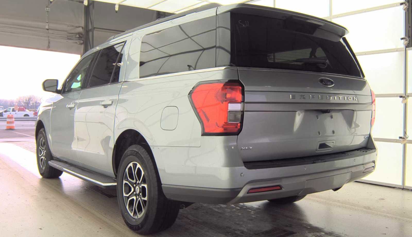 Used 2023 Ford Expedition Max XLT image 7