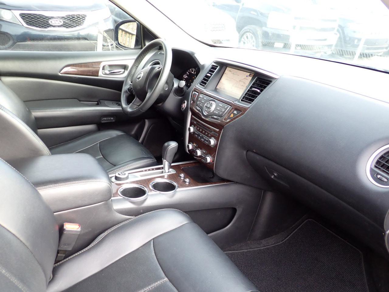 Used 2015 Nissan Pathfinder Platinum w/ Family Entertainment Package image 6