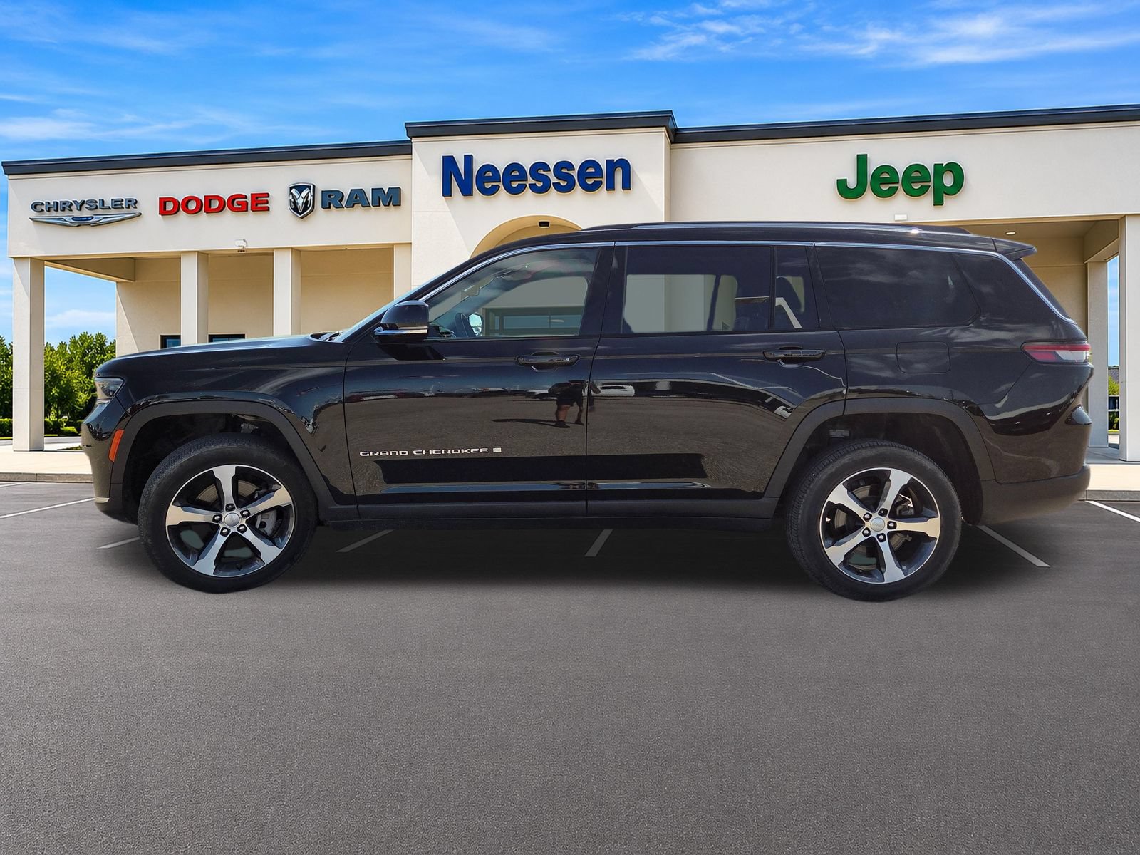 Used 2023 Jeep Grand Cherokee L Limited AWD/4WD image 4