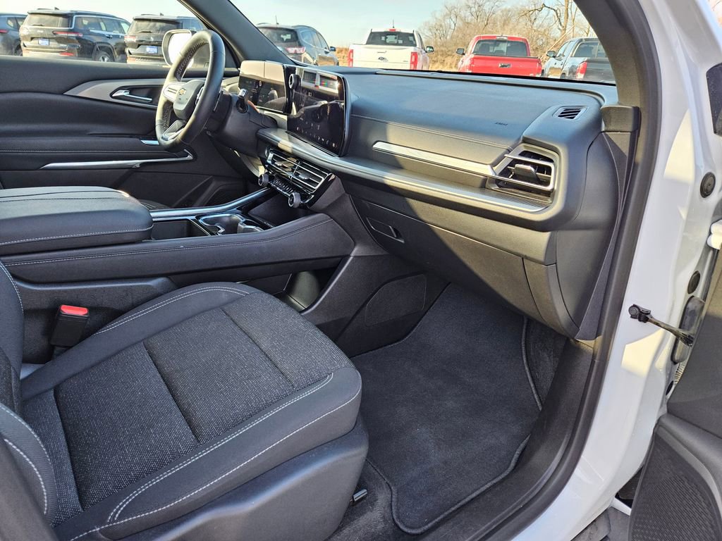 Used 2025 Chevrolet Traverse LT w/ Sun and Wheel Package image 37