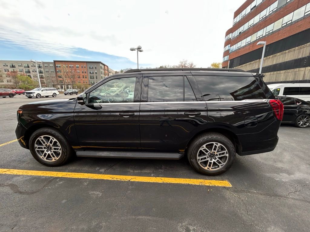 Used 2025 Ford Expedition Active image 4