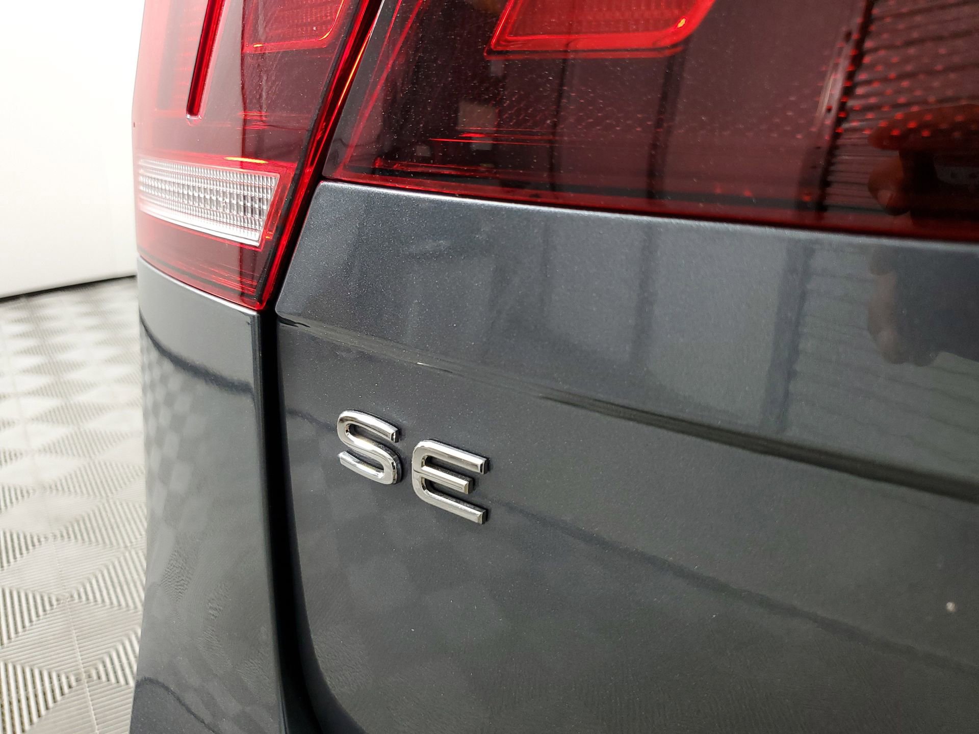 Used 2022 Volkswagen Tiguan SE R-Line image 17