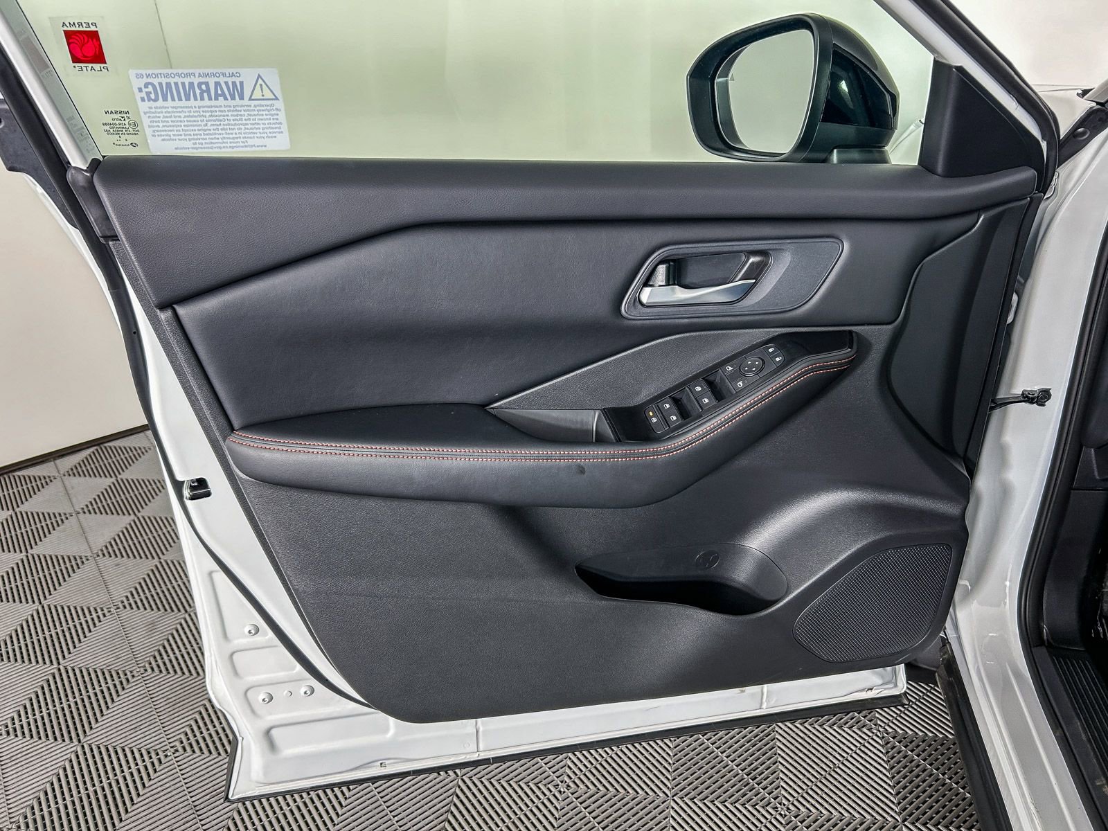 Certified 2025 Nissan Rogue SV image 17