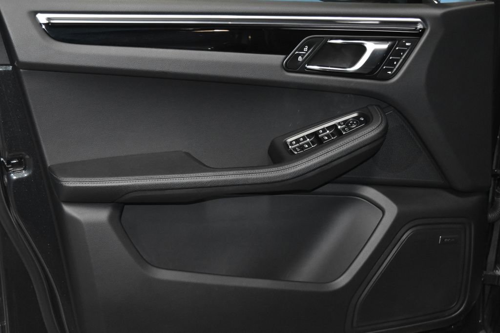 Certified 2025 Porsche Macan image 7