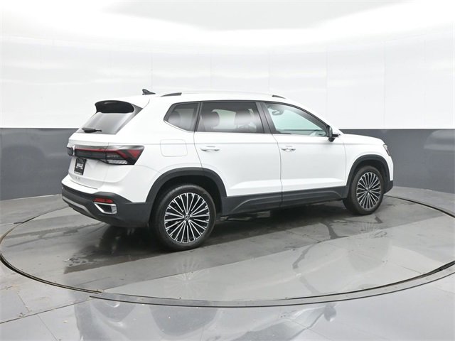 Certified 2025 Volkswagen Taos SE w/ Panoramic Sunroof Package image 7