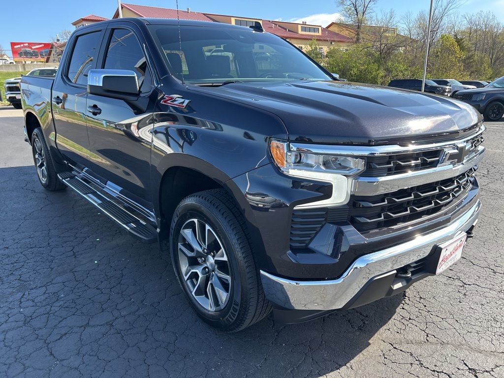 Used 2022 Chevrolet Silverado 1500 LT w/ Z71 Off-Road Package AWD/4WD image 3