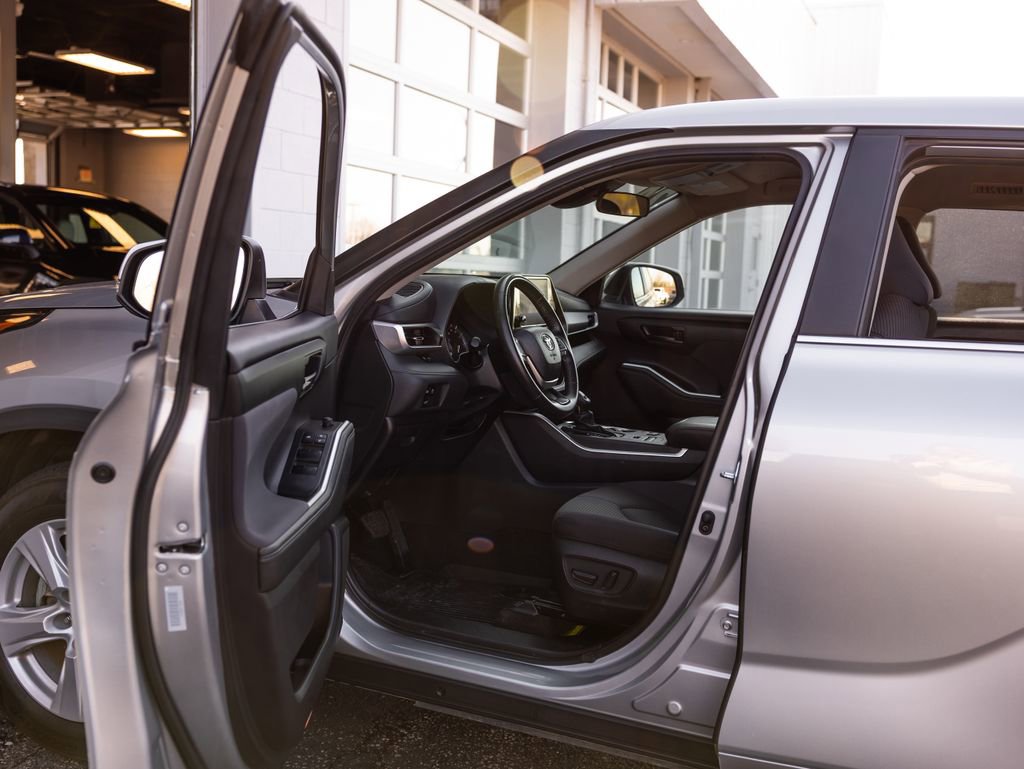 Used 2024 Toyota Highlander LE AWD/4WD image 31