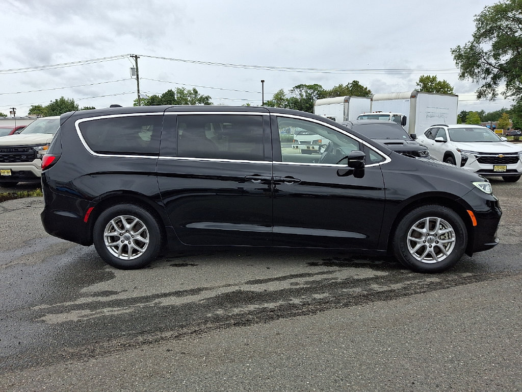 Used 2024 Chrysler Pacifica Touring-L FWD image 13