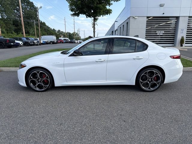 Used 2023 Alfa Romeo Giulia Veloce AWD/4WD image 5