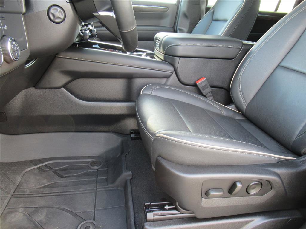 Used 2025 Chevrolet Suburban Premier image 16