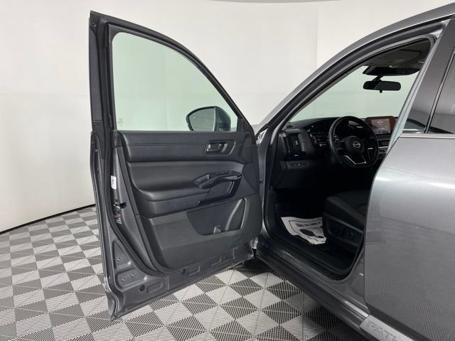 Used 2024 Nissan Pathfinder SV FWD image 18