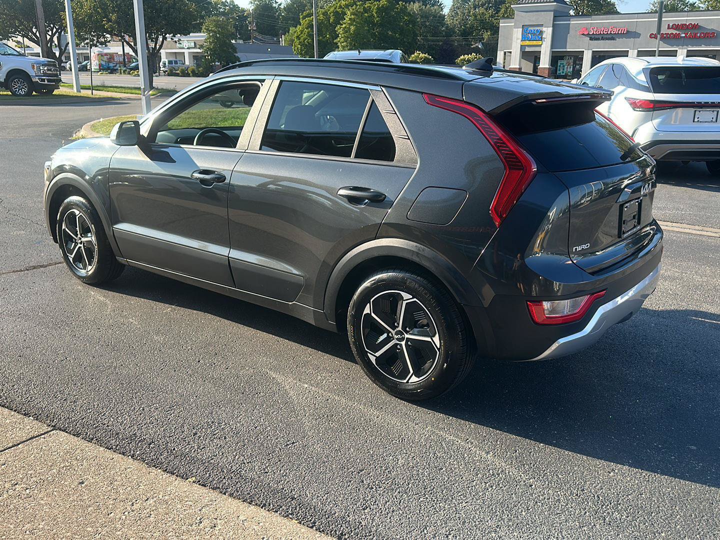 Used 2025 Kia Niro LX FWD image 4