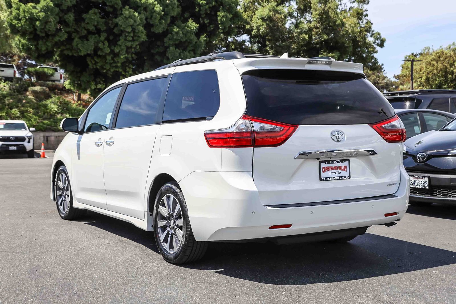 Certified 2020 Toyota Sienna Limited w/ Preferred Accessory Package FWD image 6