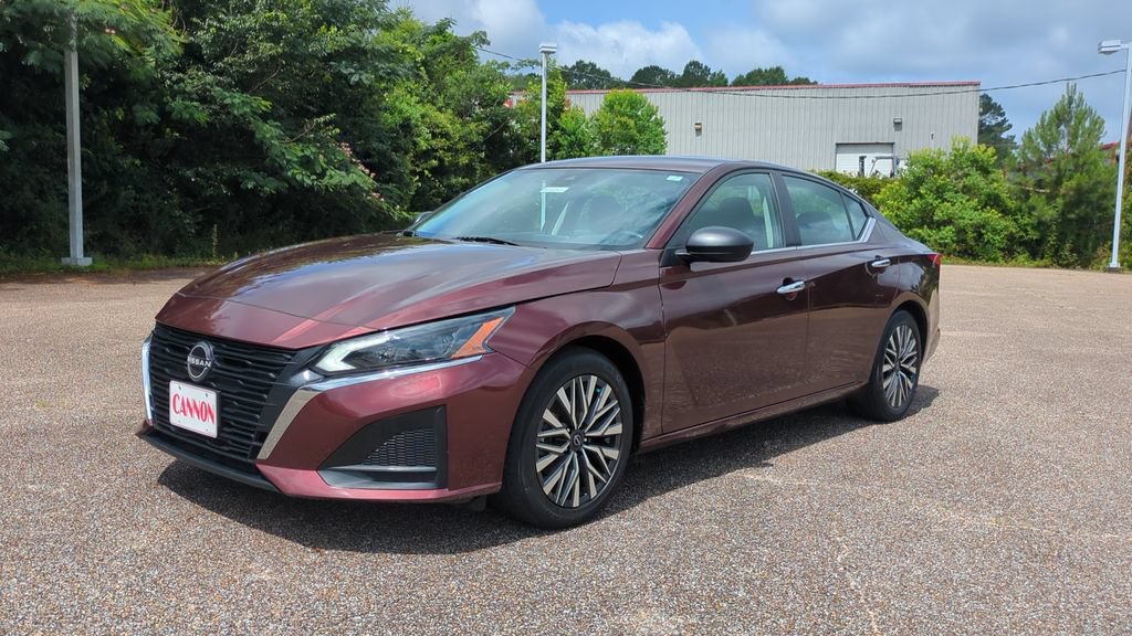 Used 2024 Nissan Altima 2.5 SV FWD image 1