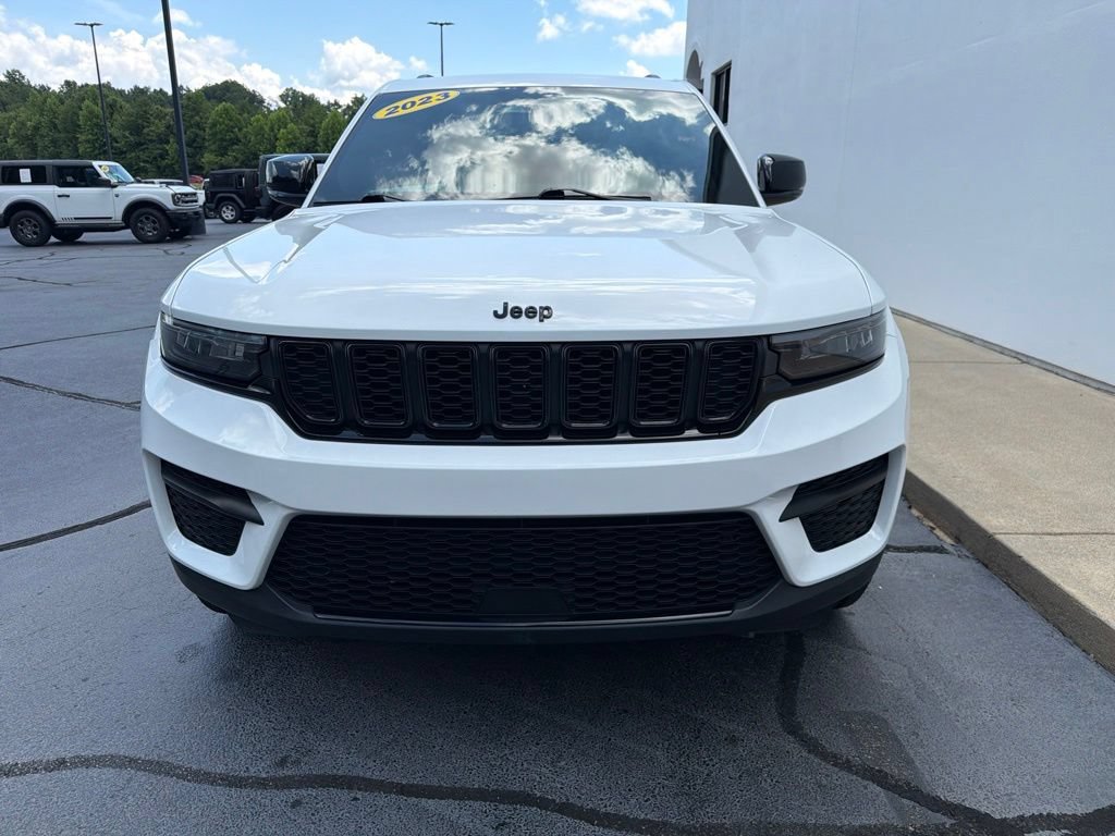 Used 2023 Jeep Grand Cherokee Altitude AWD/4WD image 5