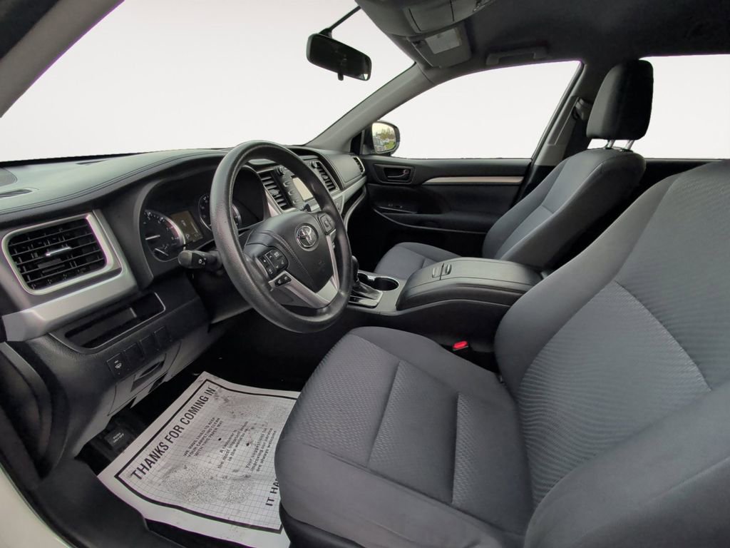 Used 2015 Toyota Highlander LE AWD/4WD image 9