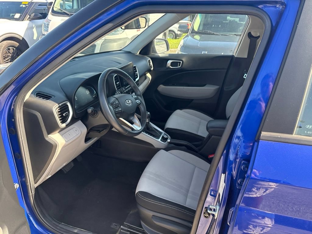 Used 2025 Hyundai Venue SEL FWD image 4