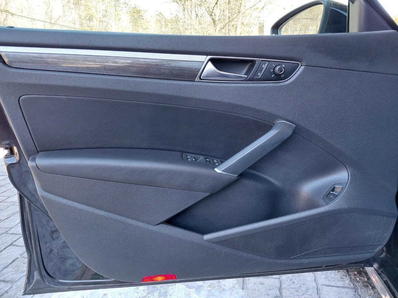 Used 2017 Volkswagen Passat 1.8T SEL Premium image 12