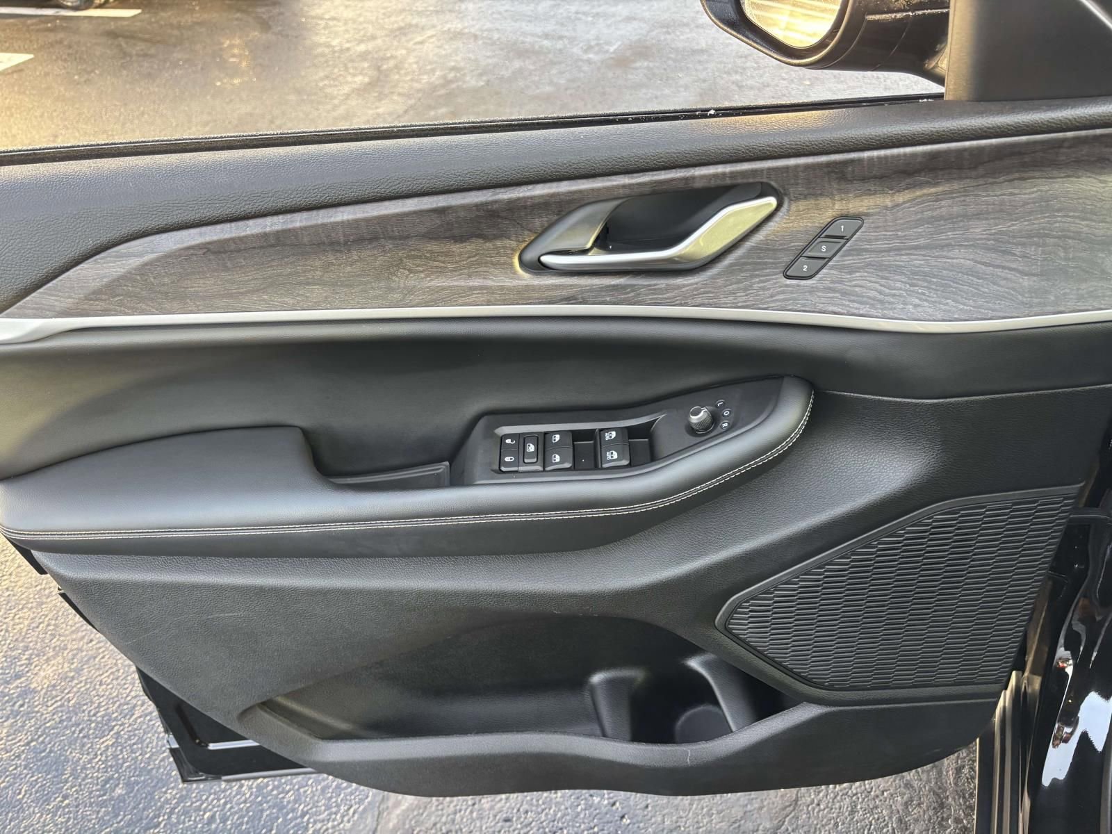 Used 2023 Jeep Grand Cherokee L Limited image 13