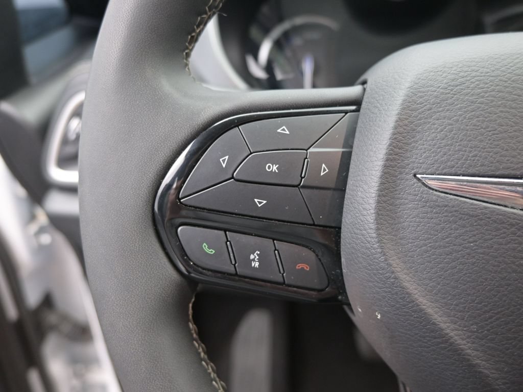 Used 2024 Chrysler Pacifica Limited FWD image 37