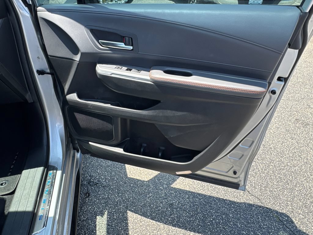 Used 2023 Toyota Sienna XSE FWD image 14