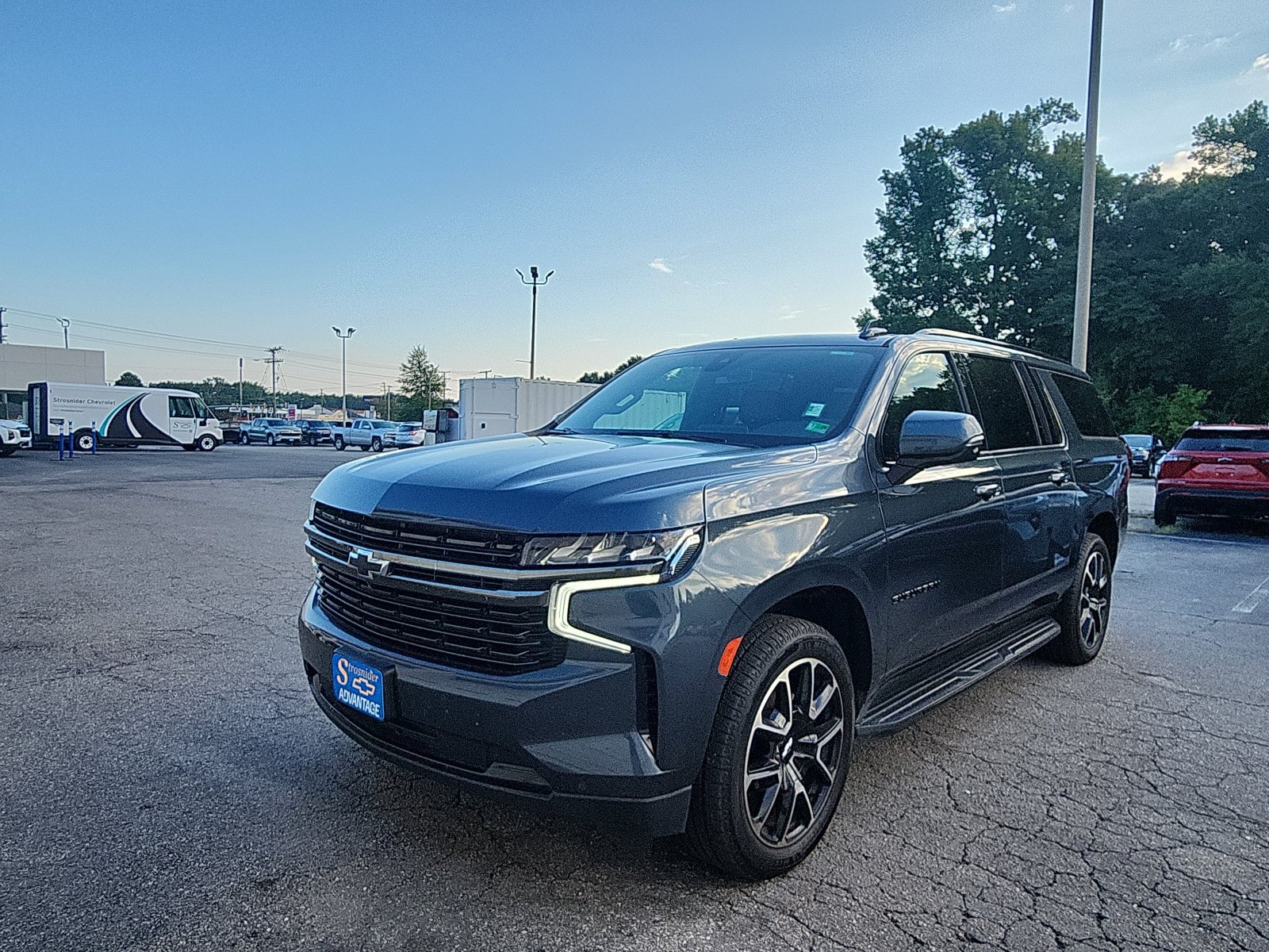 Used 2021 Chevrolet Suburban RST w/ Luxury Package AWD/4WD image 1