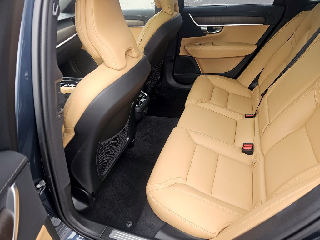 Used 2025 Volvo V90 B6 Cross Country Ultra AWD/4WD image 14