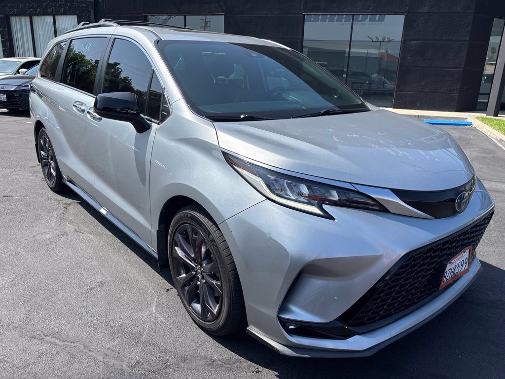 Used 2022 Toyota Sienna XSE w/ XSE Plus Package FWD image 2