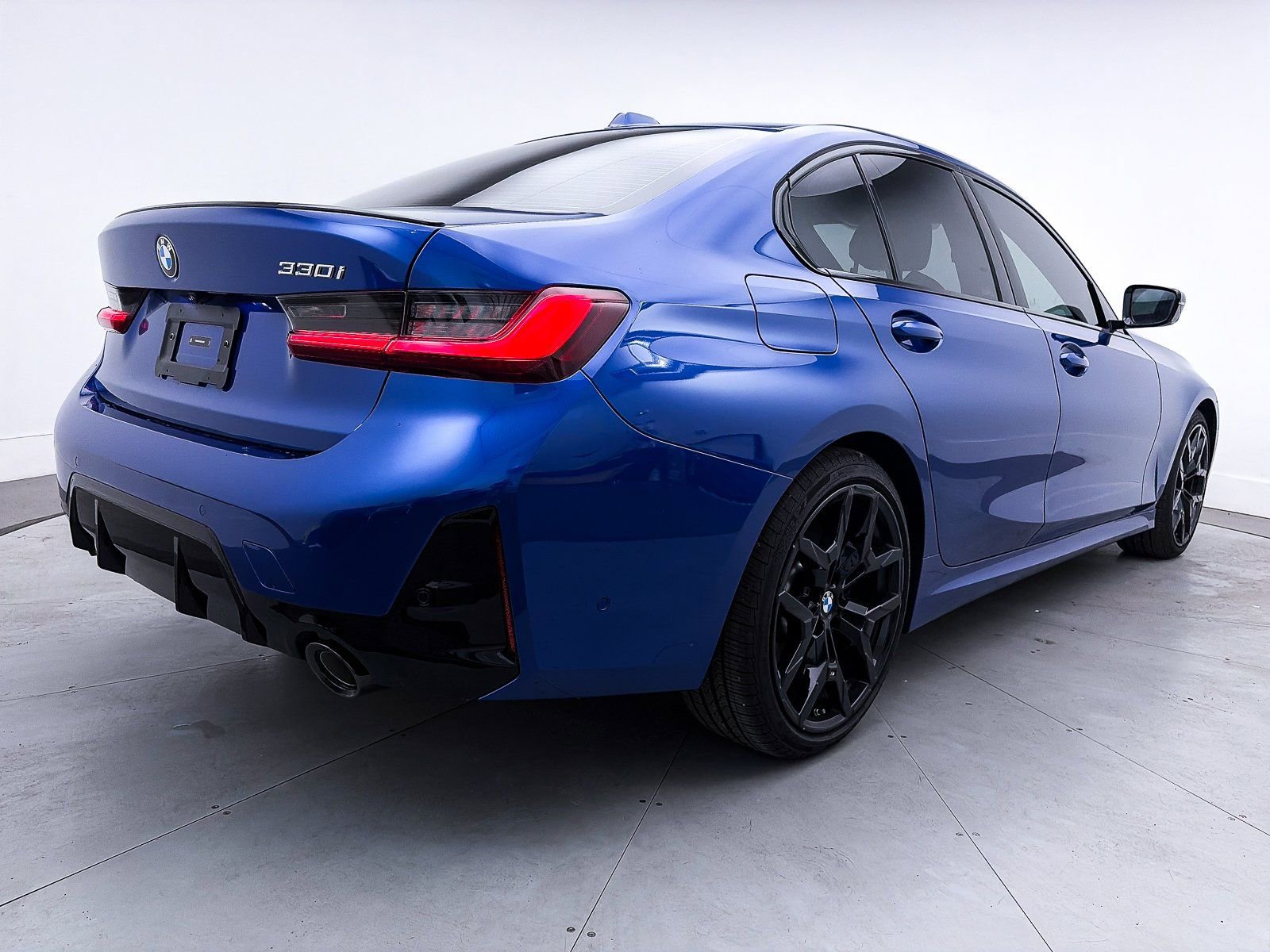 Used 2025 BMW 330i Sedan w/ M Sport Package image 16