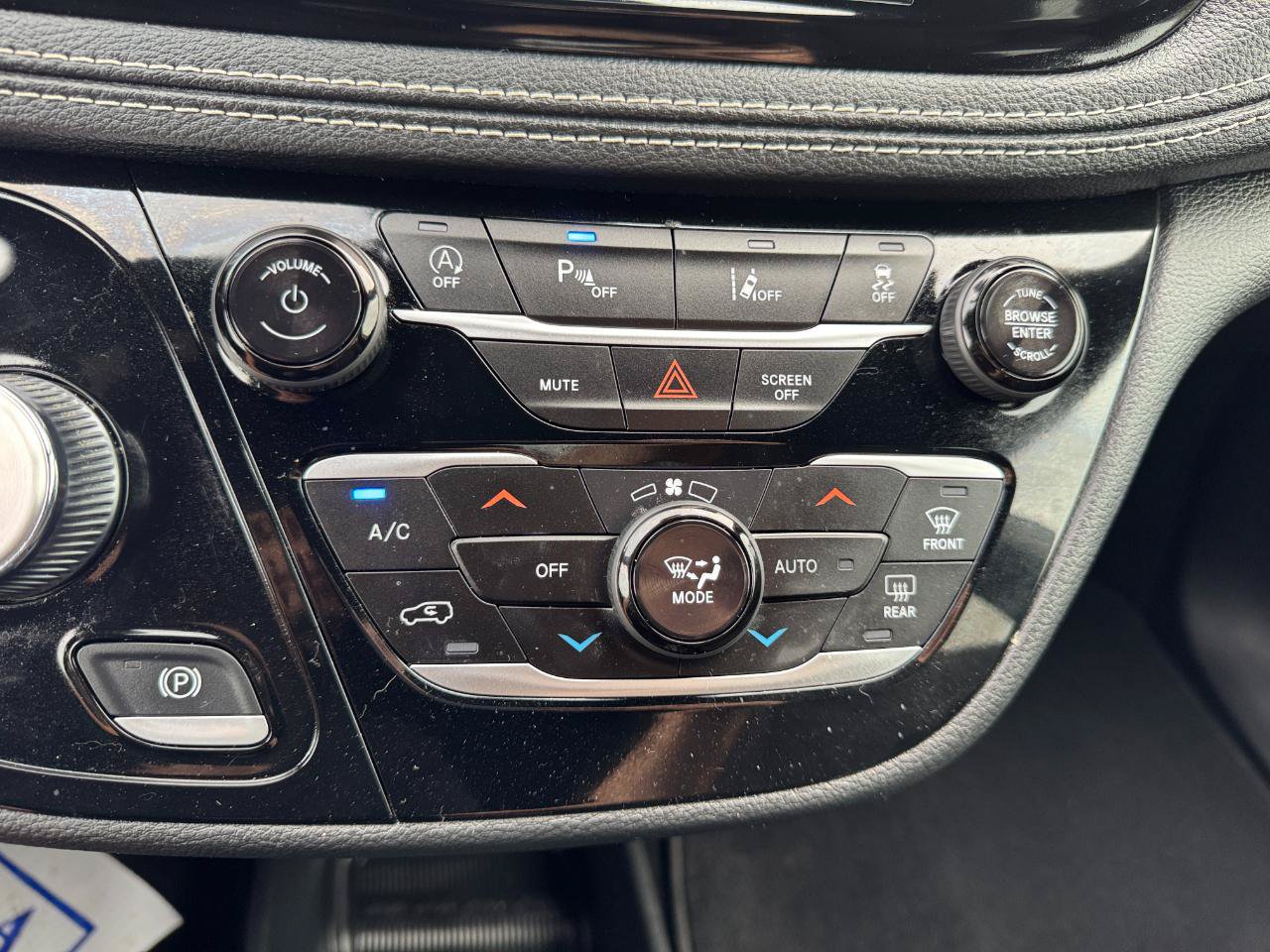 Used 2023 Chrysler Pacifica Touring FWD image 28