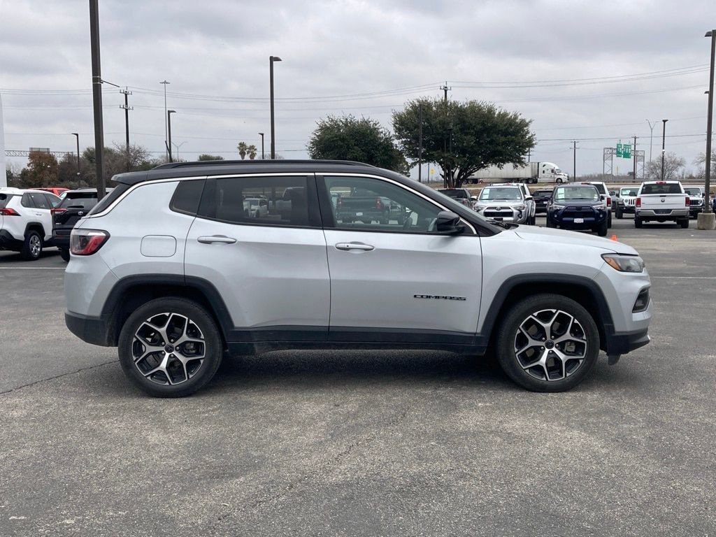Used 2025 Jeep Compass Limited image 4