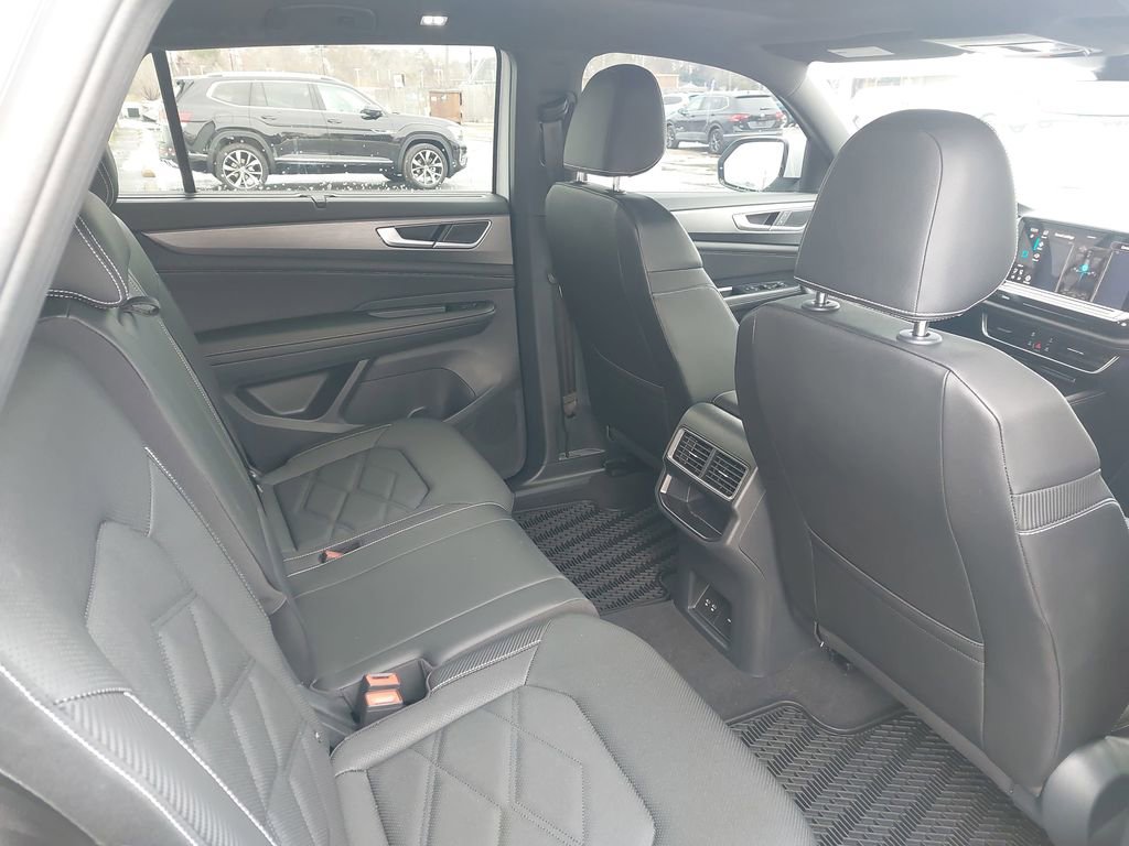 Used 2025 Volkswagen Atlas Cross Sport SE image 32
